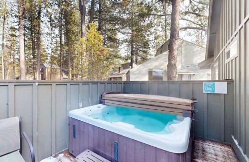Overlook Park House | Private Hot Tub Large Backyard SHARC Passes EV Charger