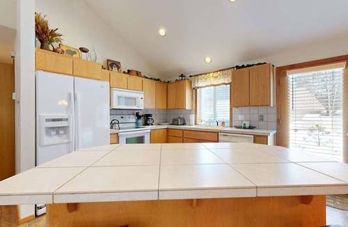 Overlook Park House | Private Hot Tub, Large Backyard, SHARC Passes, EV Charger