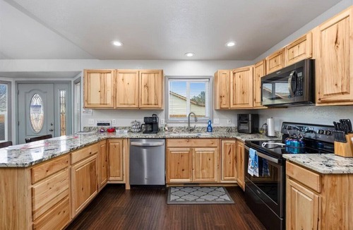 Twin Falls House | Private Hot Tub Remodeled Peaceful Retreat