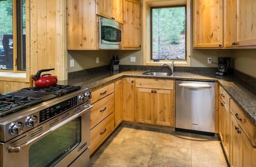 Bend Cabin | Private Luxury Cabin on Private Lake w/Hot Tub & Amazing - Bend