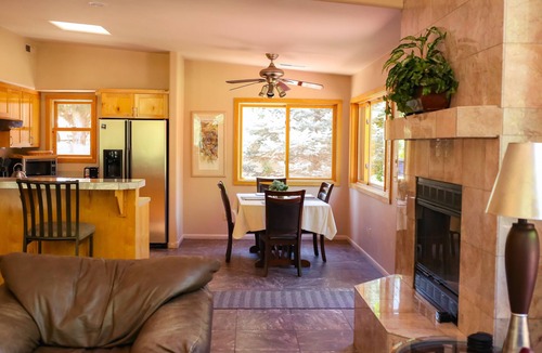 Zion National Park South Entrance Villa | Private Luxury Villa Kitchen Pool & Hot Tub, 5~ minute walk from Zion Entrance.