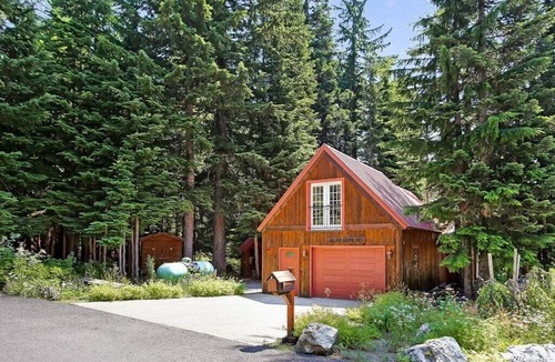 Snoqualmie Pass House | Private Mountain Cabin - Pet friendly and fast internet