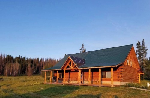 Daniel Cabin | Private mountain paradise! sleeps 8! snowmobiling, skiing, fireplace, hot tub!