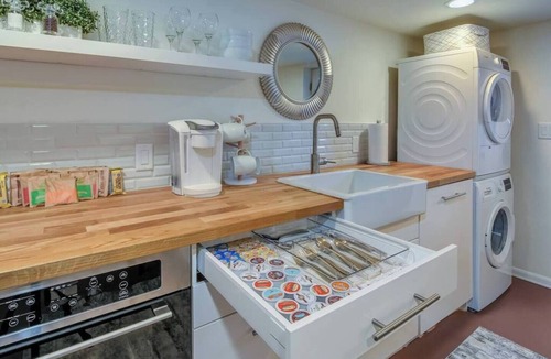 Camas Apartment | Private New Garden Apartment w Hot Tub