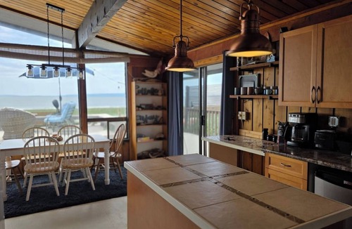 Point Roberts House | Private Oceanfront Cottage with Own Beach, 45 Min to Vancouver