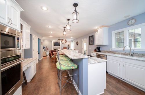 South Haven House | Private Pool/4 Min drive to Beach/5 Star home w/huge yard, firepit & sunroom