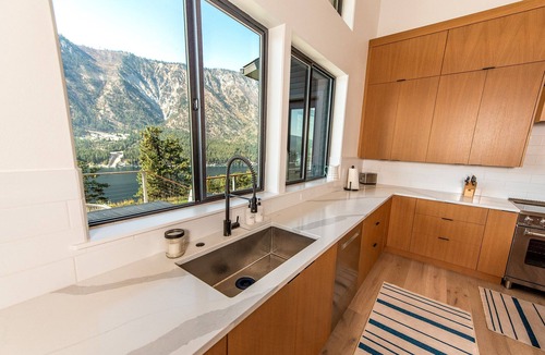 Manson House | Private Pool | Stunning lake & mountain views | Modern, costal design