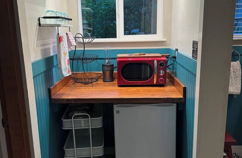 Jacksonville Apartment | Private suite in Historic Jacksonville's I930's Log home. Pet friendly.