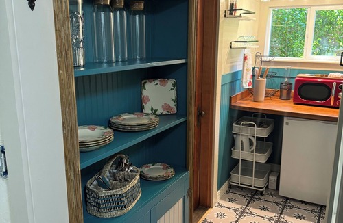 Jacksonville Apartment | Private suite in Historic Jacksonville's I930's Log home. Pet friendly.
