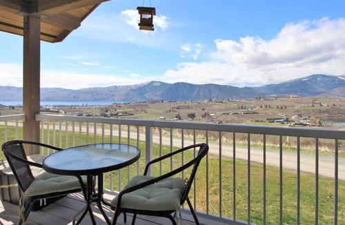 Manson House | Private, top floor loft w/ views of the valley & two lakes - dogs ok!