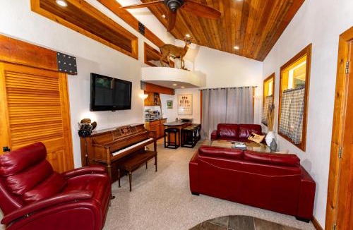 Blanchard House | Private Two-Cabin Retreat Near Silverwood Theme Park - Sleeps 15