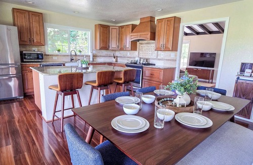 Roseburg House | Private Umpqua River Retreat w/2 King Suites & Patio