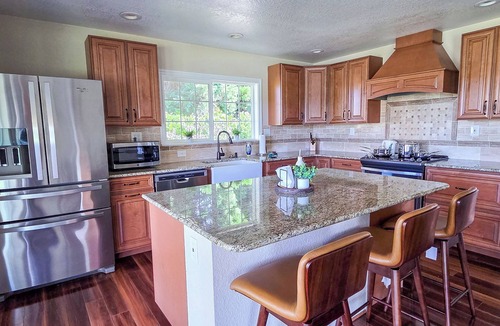 Roseburg House | Private Umpqua River Retreat w/2 King Suites & Patio