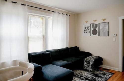 Irving Park East Apartment | Private Workspace Sleeps4 Modern Stylish Stay