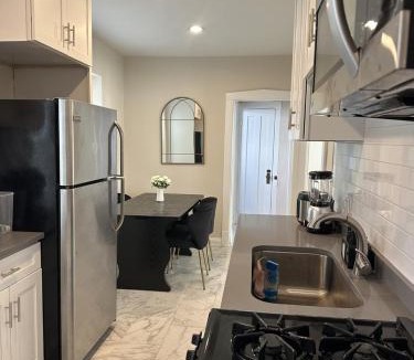 Irving Park East Apartment | Private Workspace Sleeps4 Modern Stylish Stay