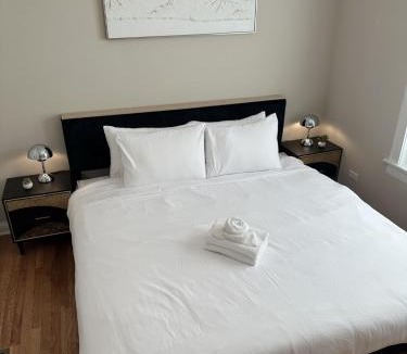 Irving Park East Apartment | Private Workspace Sleeps4 Modern Stylish Stay