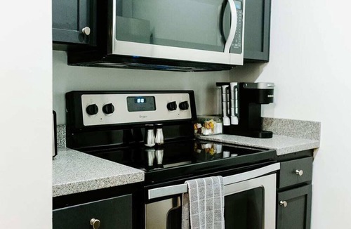 Edgehill Apartment | Producer's Suite: Luxe Music Row Stay, Walk to Gulch!