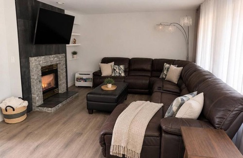 South Hill House | Puyallup Getaway 4BR, Games & Parking for 10 Cars