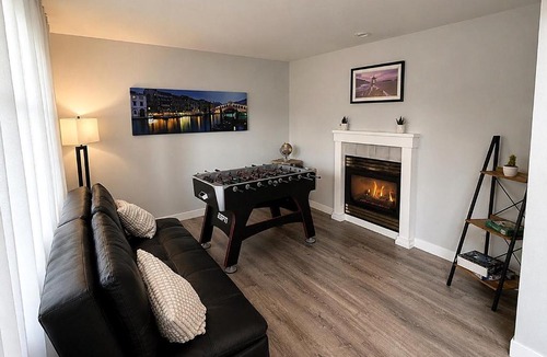 South Hill House | Puyallup Getaway 4BR, Games & Parking for 10 Cars
