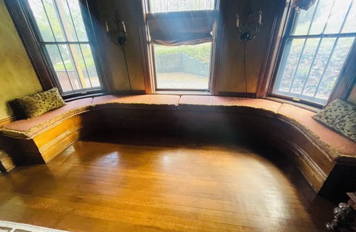 Dubuque House | Quaint 6-bedroom mansion in charming Dubuque perfect for families