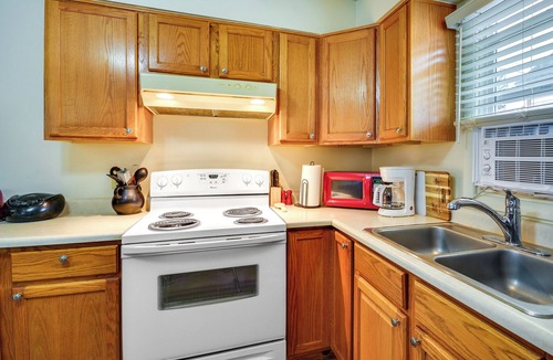 Cody Cottage | Quaint Cody Cottage w/Grill: Walk to Downtown!