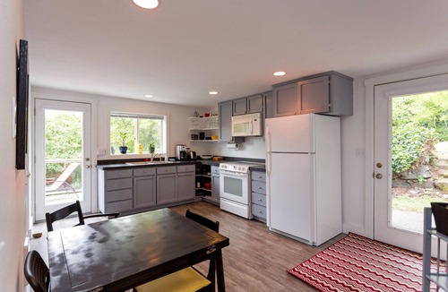 Hood River House | Quaint & cozy home in DT Hood River, AMAZING Views off the privacy deck