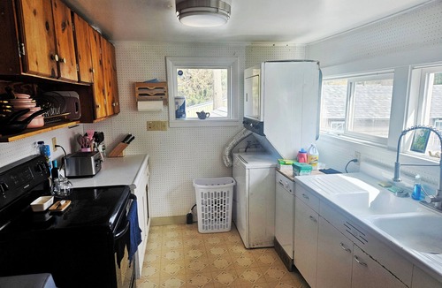 Newport House | Quaint & Cozy Home: Pets Allowed & Fully Fenced Yard