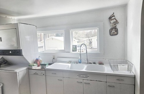 Newport House | Quaint & Cozy Home: Pets Allowed & Fully Fenced Yard