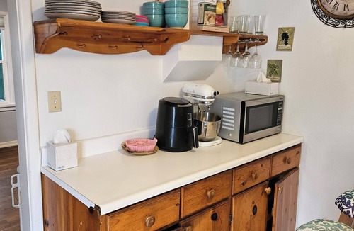 Newport House | Quaint & Cozy Home: Pets Allowed & Fully Fenced Yard
