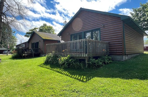 Curtis Cabin | Quaint & cozy riverside 2-bedroom cabin in Curtis perfect for a relaxing getaway