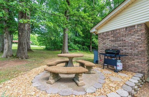 Florence House | Quaint Creekside Ranch Home, King + Queen Beds, Acreage, Fireplace, Pet Friendly