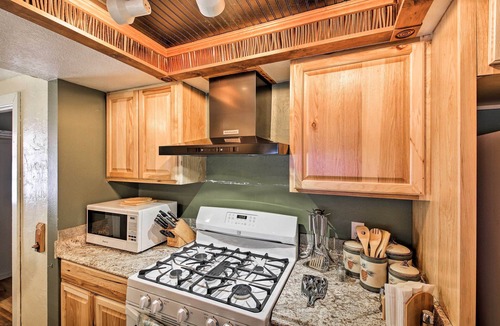 Priest River Cabin | Quaint Priest Lake Cabin w/Patio < 1 Mi to Lake!