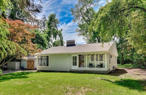 West Slope House | Quaint yet Modern 2-bedroom house with privacy in Beaverton