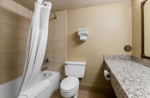 Lovington Hotel | Quality Inn & Suites Des Moines - Merle Hay Road