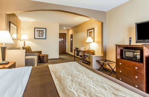 Mount Pleasant Hotel | Quality Inn & Suites Mount Pleasant
