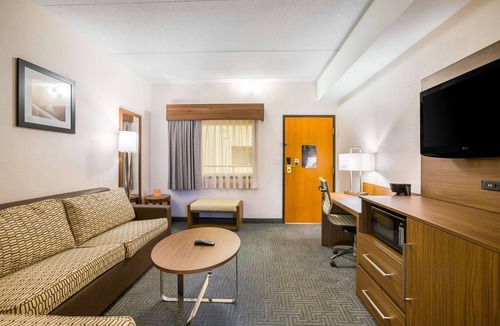 Lansing Hotel | Quality Suites Lansing West