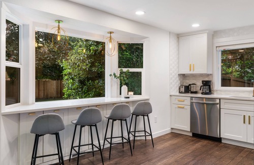 South Hill House | Quarter Acre Wood - Easy access to Mt. Rainier