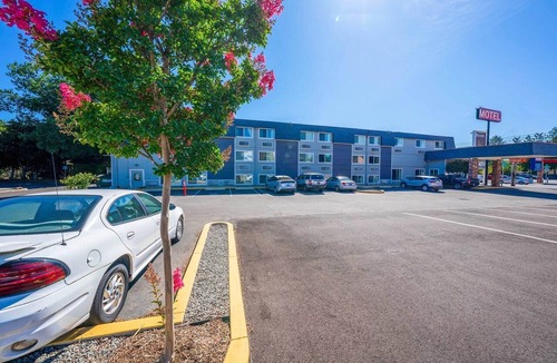 Powellhurst-Gilbert Apartment | Queen Bed Accessible
