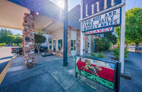 Powellhurst-Gilbert Apartment | Queen Bed Accessible