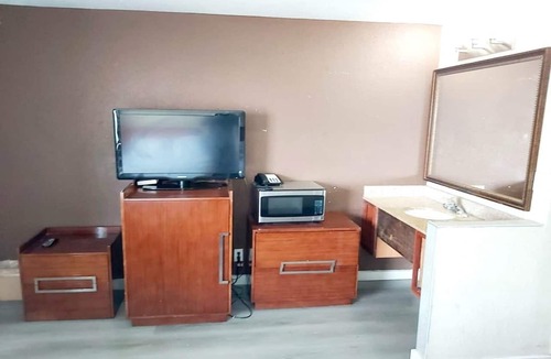 South Central Omaha Apartment | Queen Bed Accessible Non-Smoking