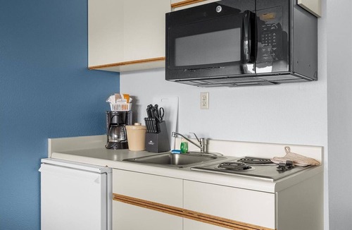 Ocean Shores Condo | Queen Bed Studio with Kitchenette - Pool and Hot Tub!