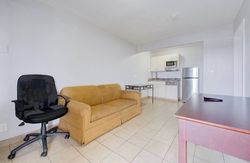 Memphis Apartment | Queen Bed with Kitchenette Smoking