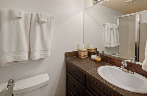 Olney Hotel | Queen - Queen Bed with Private bathroom, mini fridge