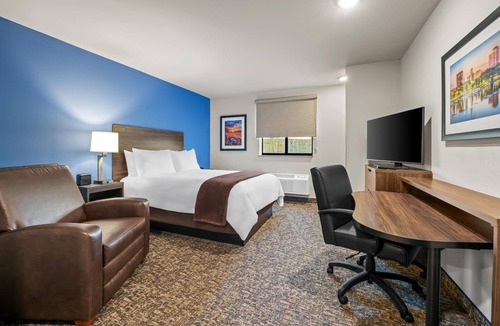 Jonesboro Hotel | Queen Room with Kitchentte | Free On-Site Parking | Near Caraway Plaza