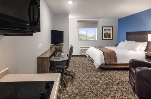 Jonesboro Hotel | Queen Room with Kitchentte | Free On-Site Parking | Near Caraway Plaza