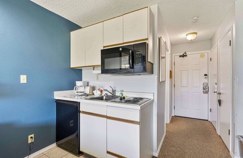 Ocean Shores Condo | Queen Studio, Ground Floor - Pool & Hot Tub Access
