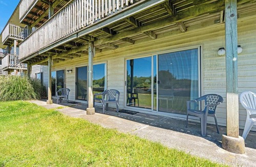 Ocean Shores Condo | Queen Studio, Ground Floor - Pool & Hot Tub Access