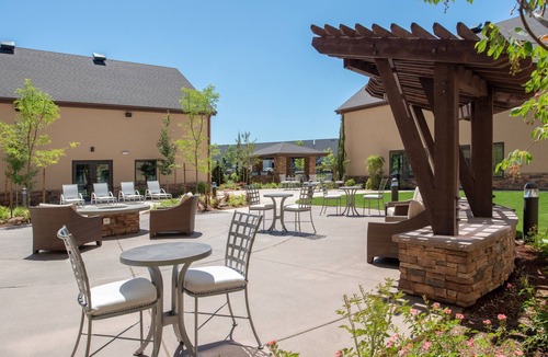 Hillsboro Apartment | Queen Studio w/Kitchen | Breakfast, Pool & BBQ