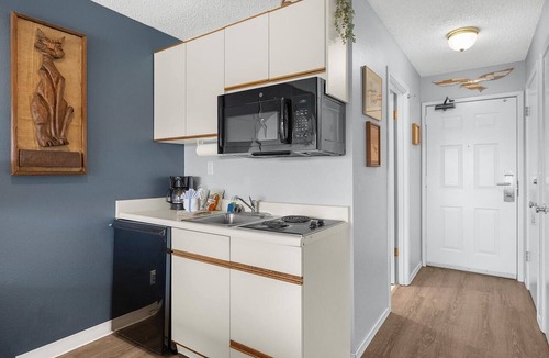 Ocean Shores Condo | Queen Studio with Kitchenette - Pool and Hot Tub!