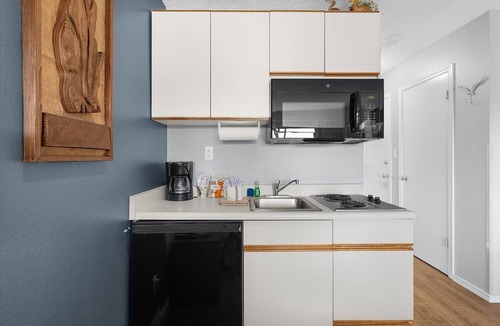 Ocean Shores Condo | Queen Studio with Kitchenette - Pool and Hot Tub!